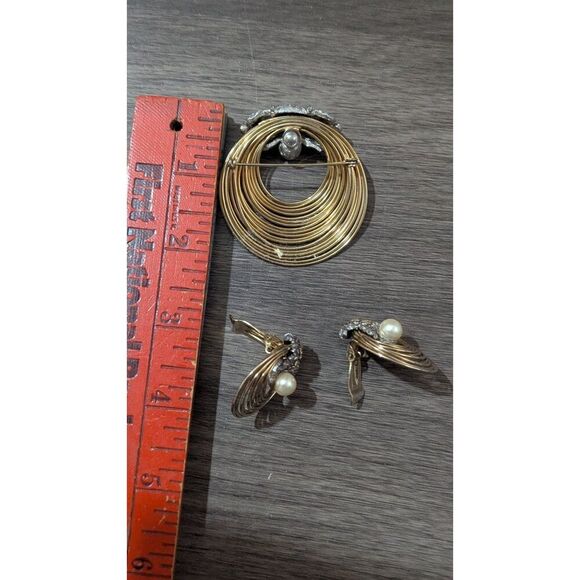 Vintage Gold-Tone Brooch & Clip-On Earrings Set With Faux Pearls & Rhinestones - Picture 6 of 8